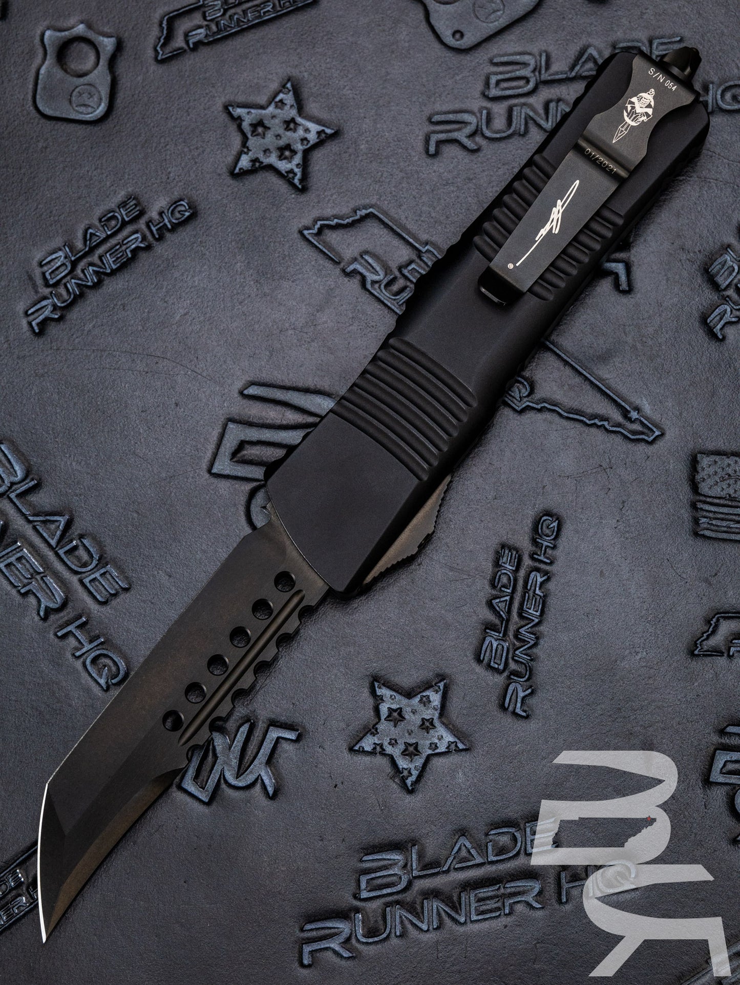 Pre Owned Microtech 219-1DLCTS Combat Troodon Hellhound - Black Handle - DLC Blade - Signature Series