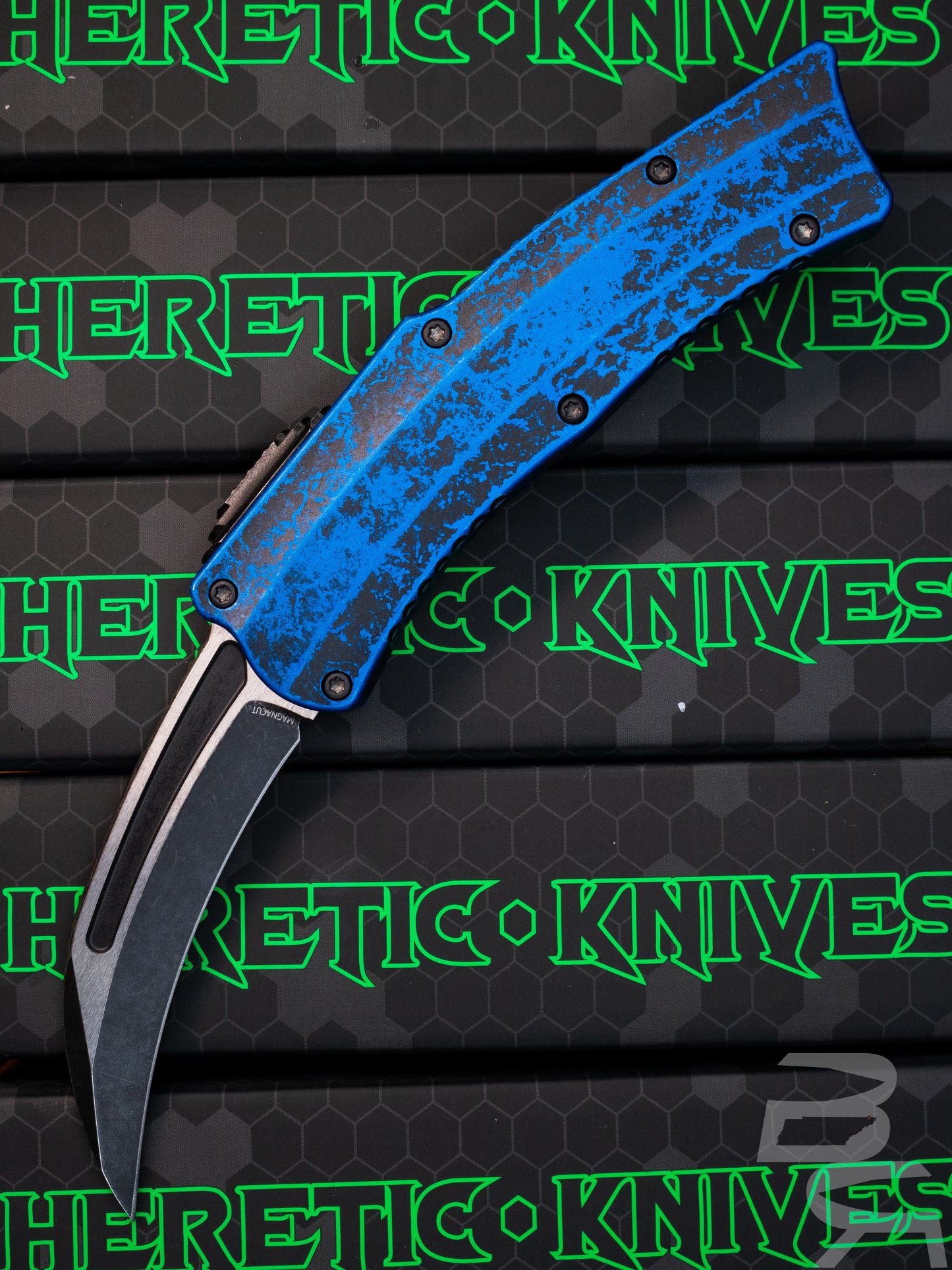 Heretic Knives Roc - S/E Curved Two-Tone Battle Black Blade, Breakthrough Blue Handle H060-14A-BRKBLU